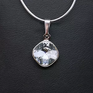 Kulons "Apžilbinošs Spīdums IV (Crystal)" ar Swarovski™ kristāliem