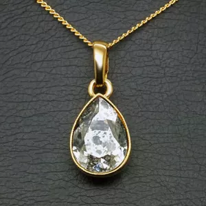 Kulons "Kristāla Lāse (Silver Patina)" ar Swarovski™ kristāliem