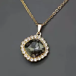Kulons "Apžilbinošs Spīdums III (Silver Shadow)" ar Swarovski™ kristāliem