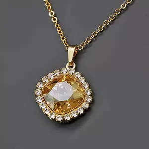Kulons "Apžilbinošs Spīdums III (Golden Shadow)" ar Swarovski™ kristāliem