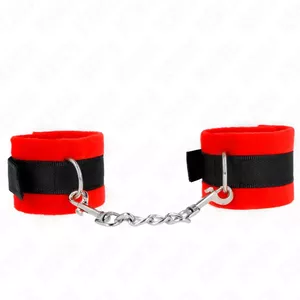 Rokudzelži KINK WRIST RESTRAINT Beginner ar mākslīgo kažokādu 30 x 7 cm melni‑sarkani