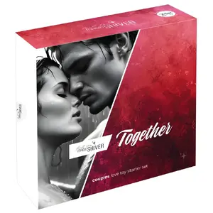 Rotaļu komplekts Magic Shiver modelis 05601030000 — 5 daļu pāru komplekts: silikona vibrējošs gredzens, mīlas bumbiņa (37 g), silikona dildo (ievietošanas garums līdz 16,6 cm), mākslīgās ādas roku dzelži, 12-seitaina spēles kauliņš